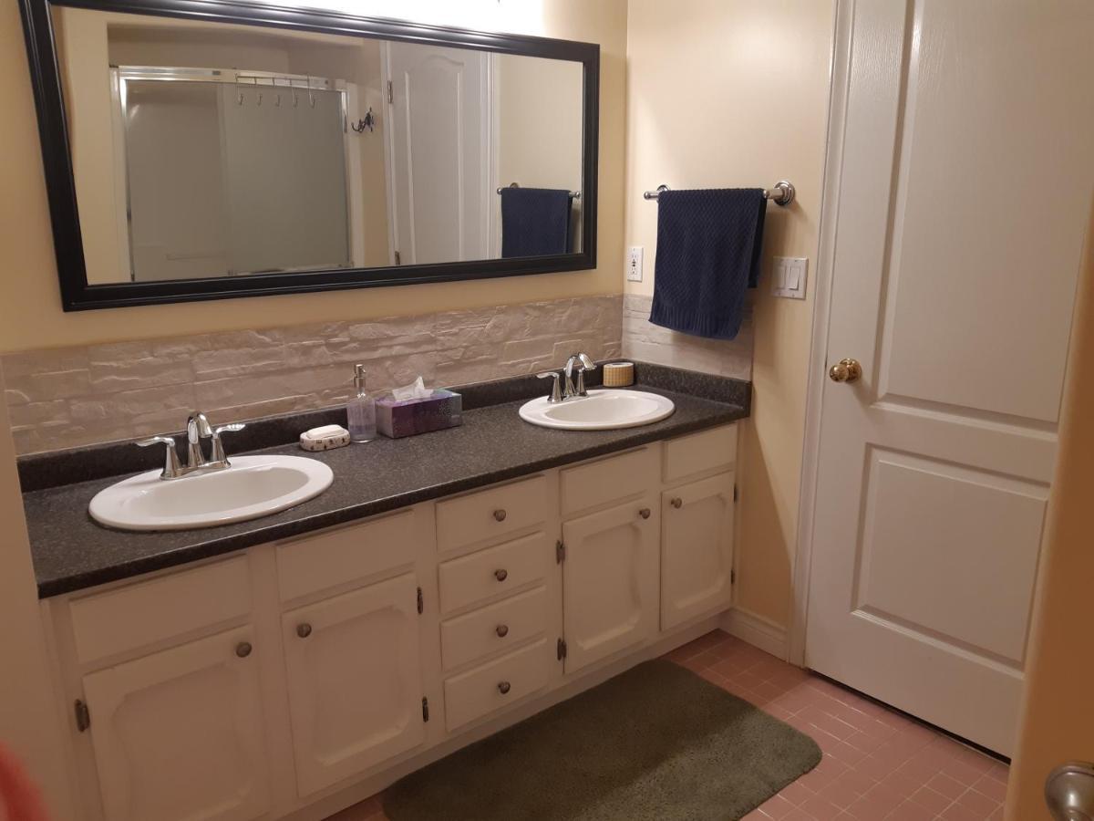 Lakeview House With 4 Rooms Kelowna Near Downtown & Knox Moutain エクステリア 写真