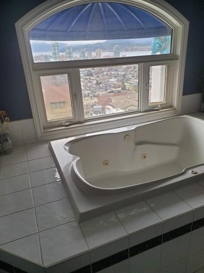 Lakeview House With 4 Rooms Kelowna Near Downtown & Knox Moutain エクステリア 写真
