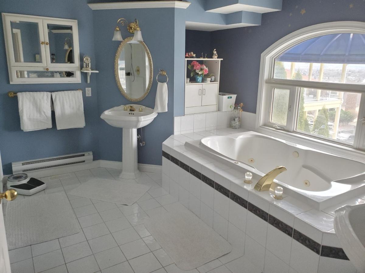 Lakeview House With 4 Rooms Kelowna Near Downtown & Knox Moutain エクステリア 写真
