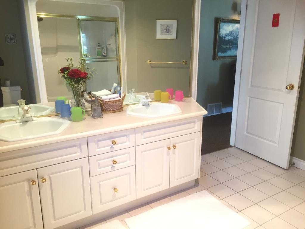 Lakeview House With 4 Rooms Kelowna Near Downtown & Knox Moutain エクステリア 写真